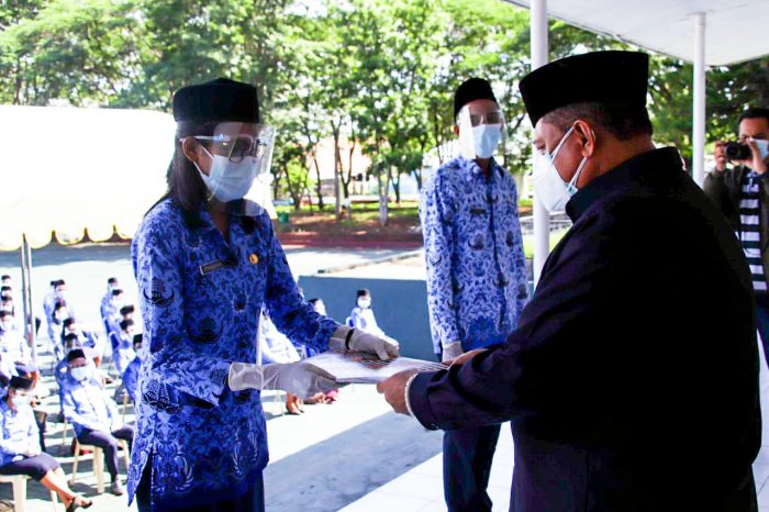 Salah seorang CPNS menerima surat keputusan pengangkatan sebagai pegawai (Foto : Istimewa)