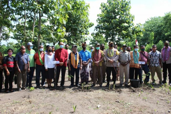 Kelompok tani desa Pahtain, foto bersama dengan Obet Laha (Foto : Istimewa)