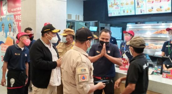 Manajer, salah satu gerai penjual makanan memohon ampunan dari tim sweeping pemkot akibat melewati jam buka yang disepakati. (Foto : andi pah/kupangterkini.com)