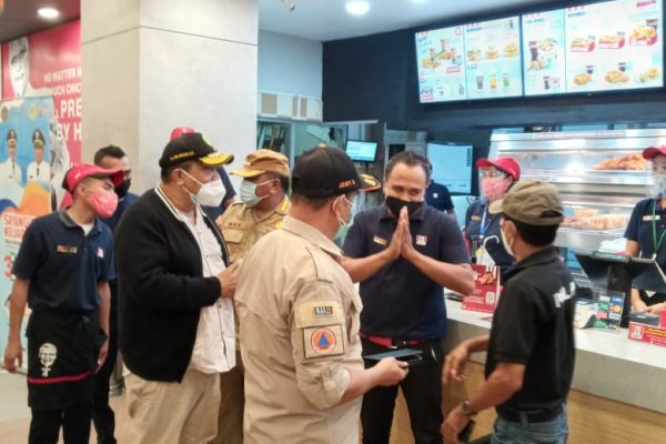 Manajer, salah satu gerai penjual makanan memohon ampunan dari tim sweeping pemkot akibat melewati jam buka yang disepakati. (Foto : andi pah/kupangterkini.com)