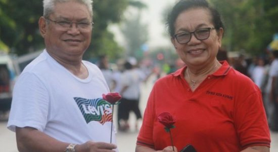 Wakil walikota Kupang, Hermanus Man bersama Elisabeth Rengka dalam satu kesempatan tampil bersama sebelum dinyatakan terserang virus corona (Foto: istimewa)