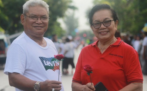 Wakil walikota Kupang, Hermanus Man bersama Elisabeth Rengka dalam satu kesempatan tampil bersama sebelum dinyatakan terserang virus corona (Foto: istimewa)