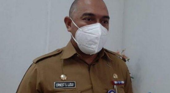 Juru bicara satuan tugas penangganan covid-19 Kota Kupang, Ernest Ludji, saat memakai masker anti virus corona (Foto : istimewa)