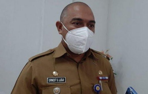 Juru bicara satuan tugas penangganan covid-19 Kota Kupang, Ernest Ludji, saat memakai masker anti virus corona (Foto : istimewa)