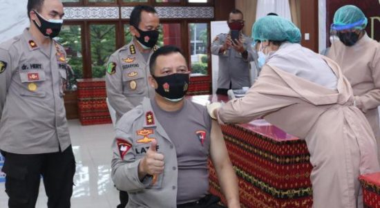 Kepala Polisi Daerah NTT, Irjen Pol Lotharia Latif, saat divaksin (Foto : istimewa)