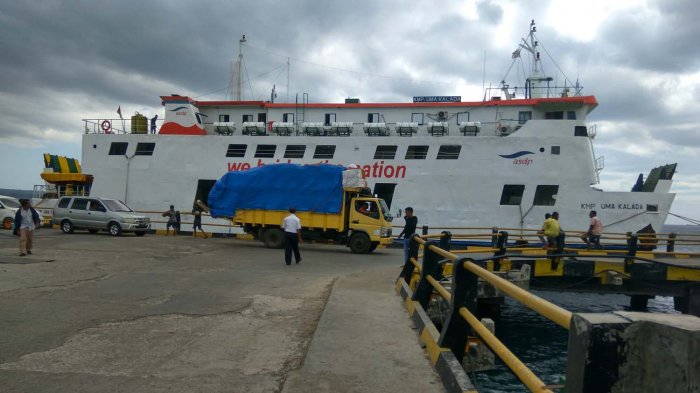 Salah satu Ferry penyebrangan yang dihentikan operasinya akibat cuaca buruk (foto andi/kupagterkini.com)