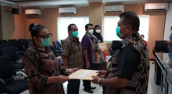 Sekretaris Daerah Kota Kupang,Fahrensy P Funay, secara simbolis menyerahkan DPA-SKPD 2021 (Foto: istimewa)