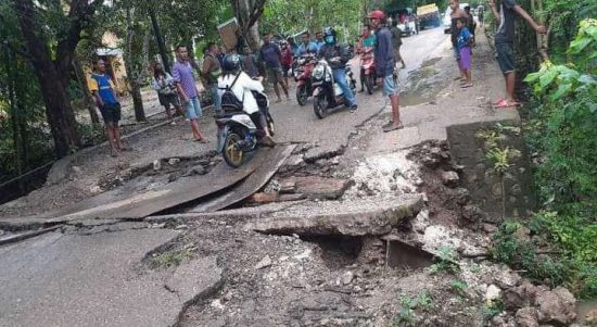 Kondisi jalan putus di Desa Oelomin, kecamatan Nekemese, Kabupaten Kupang, jadi tontonan warga dan pengguna jalan (Foto: Istimewa)
