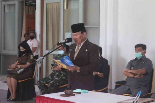 Bupati Kupang Korinus Masneno melantik pejabat ( foto: istimewa)