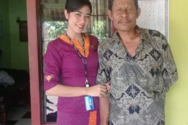 Alm Mia Tresetyani, tersenyum manja di sisi ayahnya Zet Wadu. (dokomen keluarga)