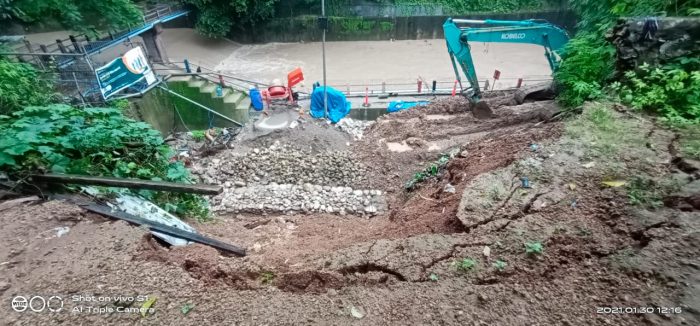 Alat berat, Excavator untuk kepntingan pengalian di proyek Kali Dendeng, Kelurahan Fontein (Foto : andi/kupangterkini.com)