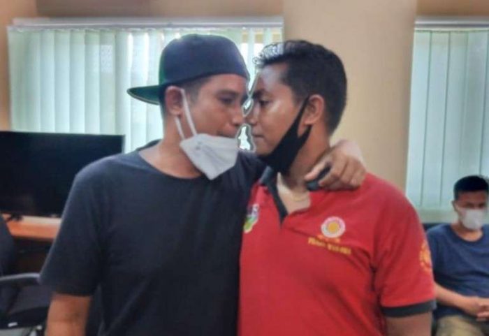 Rony Djara (berkaos hitam) korban pemukulan yang dilakukan Rido Lobo, anggota Satpol PP Sabtu (30/1) lalu, saling berciuman hidung menandai perdamaian diantara mereka. (Foto : andi/kupangterkini.com)