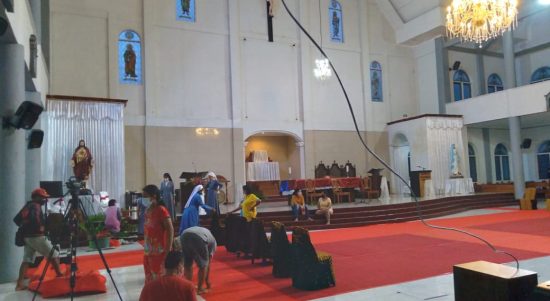 Menjelang misa pentahbisan imam baru, umat gereja Santa Familia melakukan dekorasi dan pembersihan bangunan gereja, Senin sore. (Foto : geraldy/kupangterkini.com)