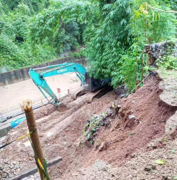 Pagar rumah Albert Wilawan yang ambruk akibat pengerjaan oleh Nindy Karya. (foto:andi/kupangterkini.com)