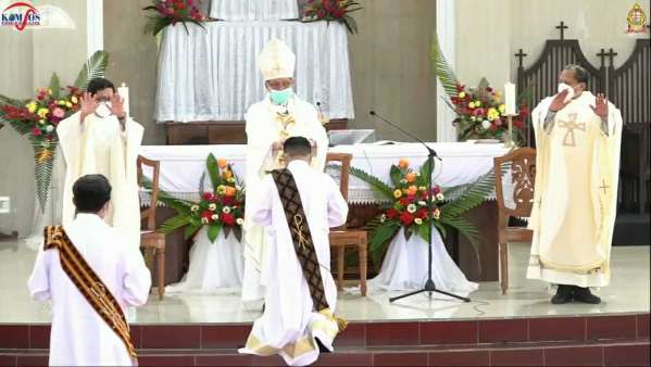 Diakon yang melakukan prostario di hadapan uskup agung Kupang menjelang pentahbisan dirinya menjadi imam baru, Selasa (2/2/2021). (Gambar diambil dari channel YouTube komunikasi sosial keuskupan agung Kupang)