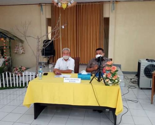 Wawali Herman Man saat memberikan keterangan soal kesembuhannya dari Covid-19. (foto: Istimewa)