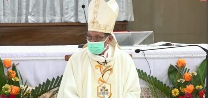 Uskup Agung Kupang, Mgr Petrus Turang yang tetap mengenakan masker saat menyampaikan homili dalam misa pentahbisan imam baru pada Selasa (2/2/21). (foto : istimewa)