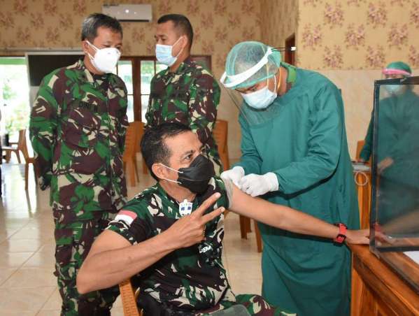 Danrem 161 Wira Sakti Kupang, Brigjen TNI Samuel Petrus Hehakaya, saat divaksin sinovac tahap dua. (foto : istimewa)