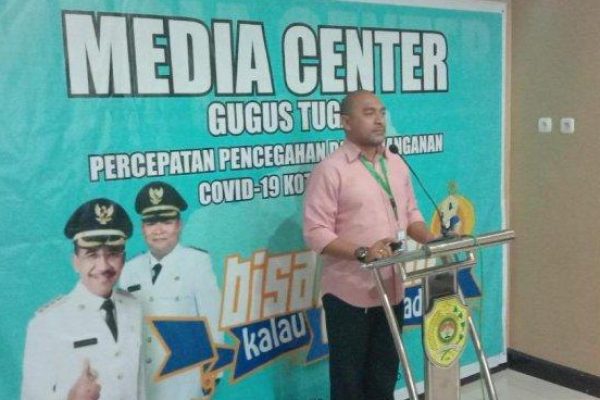 Juru bicara gugus tugas penanganan covid-19  Kota Kupang, Ernest Ludji saat memberi penjelasan  kepada wartawan. (andi/kupangterkini.com)