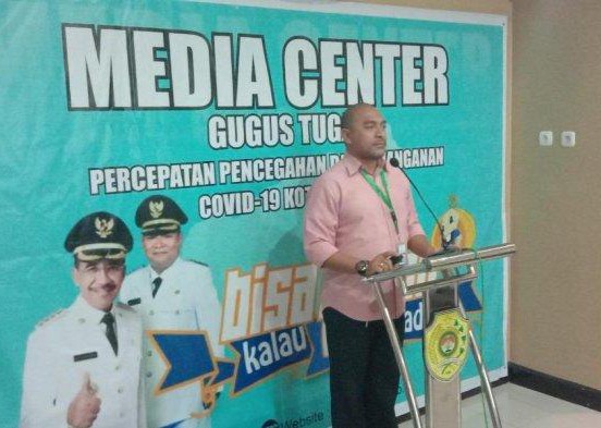 Juru bicara gugus tugas penanganan covid-19  Kota Kupang, Ernest Ludji saat memberi penjelasan  kepada wartawan. (andi/kupangterkini.com)