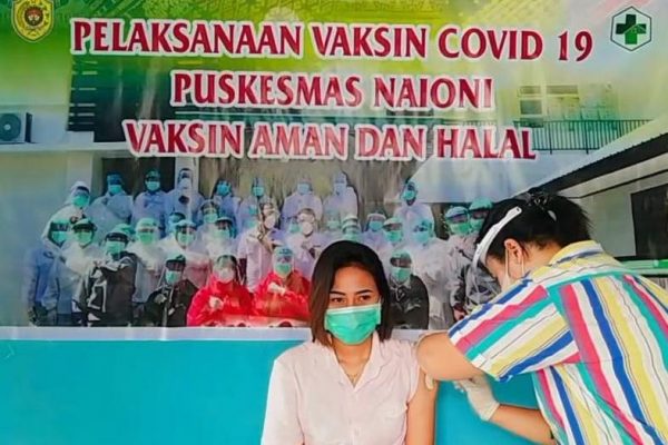 Salah seorang staf Puskesmas Naioni, Kecamatan Alak Yohana Lay saat divaksin sinovac tahap kedua. (foto : istimewa)