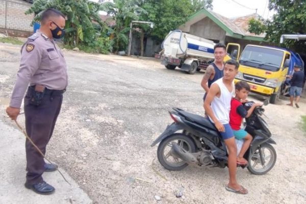 Salah Satu Warga Batuplat yang kedapatan tidak megenakan masker saat bepergian tengah mendapat peringatan dari petugas. (foto: andi/kupang terkini.com)