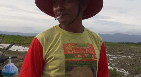 Yusuf Manubulu, salah seorang petani Dalam Kom, Babau tengah berada di sawahnya. (foto: istimewa)