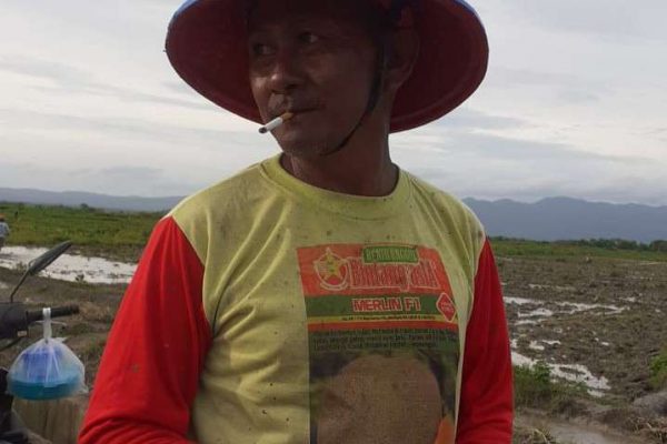 Yusuf Manubulu, salah seorang petani Dalam Kom, Babau tengah berada di sawahnya. (foto: istimewa)