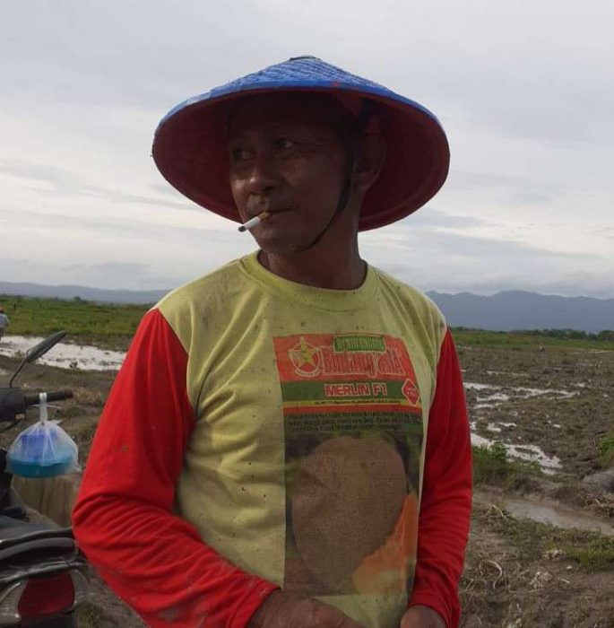 Yusuf Manubulu, salah seorang petani Dalam Kom, Babau tengah berada di sawahnya. (foto: istimewa)