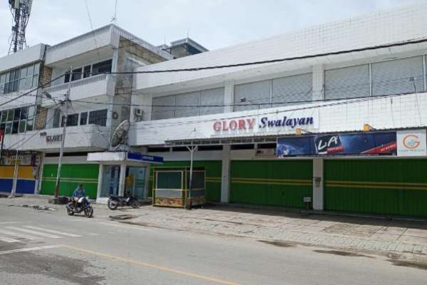 Toko Swalayan Glory yang terlihat sepi, menyusul kabar duka kematian bos perempuannya. (foto : andi/kupangterkini.com)
