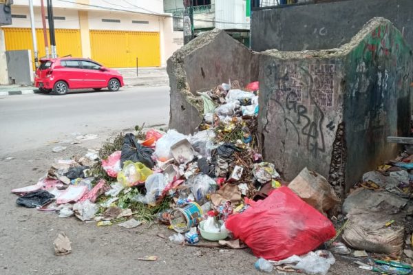 Sampah meluber hingga pinggir jalan, sementara bak penampung sudah tidak mampu menampung lagi. Pamandangan ini terlihat di Jalan Sudirman, Minggu Siang. (foto: andi/kupangterkini.com)