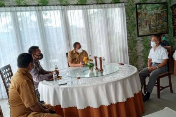 Tim Pemkot Kupang yang dipimpin assisten perekonomian Elvianus Wairata saat bertemu pemilik resto Taman Laut Dave Lee, berkemaja putih. (foto: andi/kupangterkini.com)