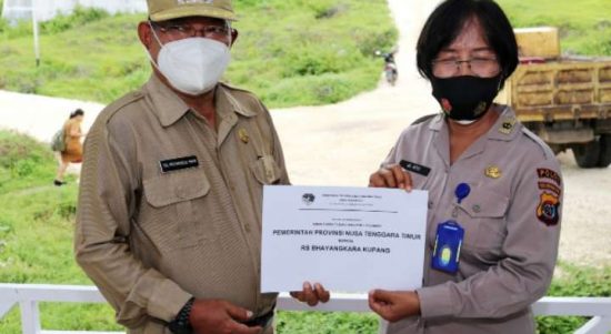 Wakil Walikota Kupang Hermanus Man (kiri) saat menyerahkan bantuan tabung oksigen untuk rumah sakit Bhayangkara. (foto: humas pemkot kupang)