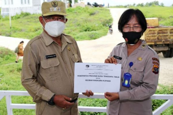 Wakil Walikota Kupang Hermanus Man (kiri) saat menyerahkan bantuan tabung oksigen untuk rumah sakit Bhayangkara. (foto: humas pemkot kupang)