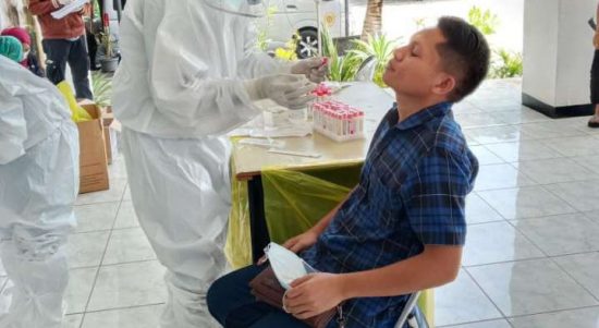 Ketua komisi I DPRD Kota Yuvensius Tukung mengikuti test Swab PCR. (foto: andi/kupangterkini.com)