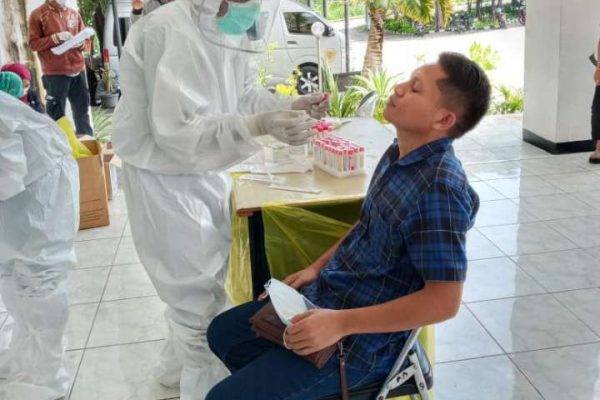 Ketua komisi I DPRD Kota Yuvensius Tukung mengikuti test Swab PCR. (foto: andi/kupangterkini.com)