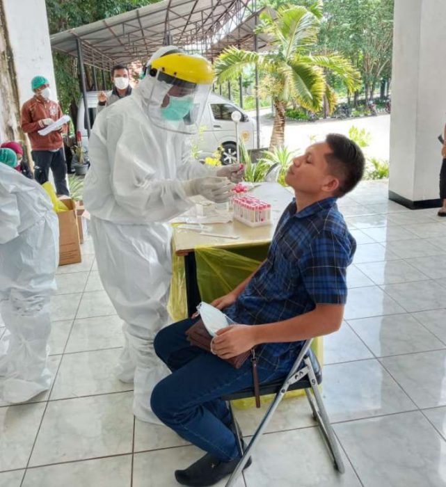 Ketua komisi I DPRD Kota Yuvensius Tukung mengikuti test Swab PCR. (foto: andi/kupangterkini.com)