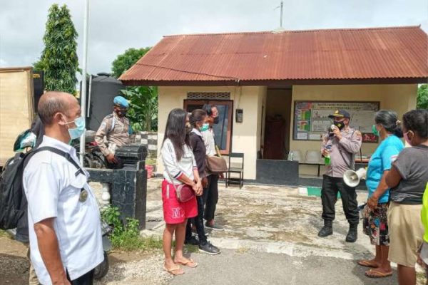 Warga yang terjaring operasi tidak mengunakan masker mendapat pengarahan dari petugas, sesudah diberi masker oleh polisi. (andi/kupangterkini.com)