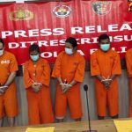 Tujuh tersangka pelaku kejahatan skimming, yang berhasil diringkus aparat Polda Bali. (foto: istimewa)