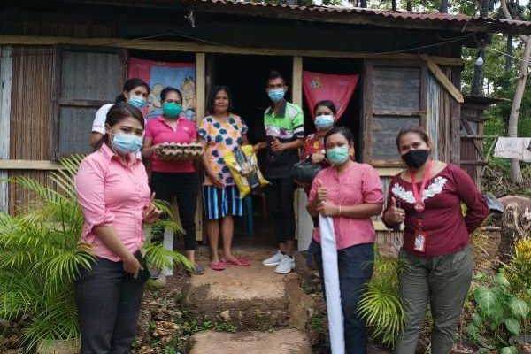 Personil lengkap Dinamika, supervisor Lenny Seubelan, kepala admin, Lissi Tantiani dan koordinator Seprianus Wahi dan crew lainnya bagi-bagi sembako di rumah warga. (foto: istimewa)