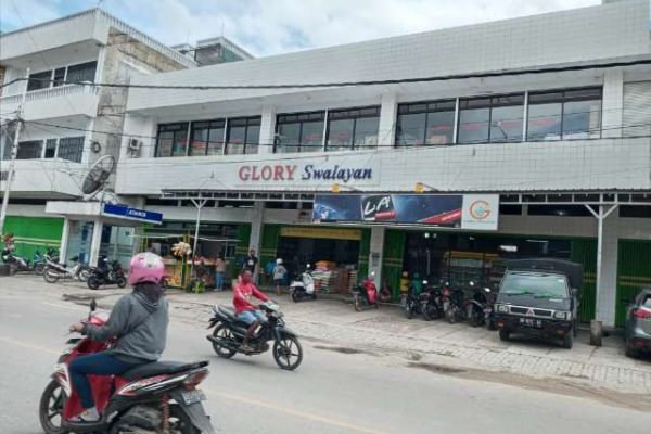 Gambar yang diambil Rabu (17/2) pagi terlihat Glory Swalayan di Oepura, sudah beroperasi kembali. (foto: andi/kupangterkini.com)