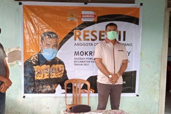 Anggota DPRD Kota Kupang, Mokrianus Lay saat reses di daerah pemilihannya. (foto : istimewa)