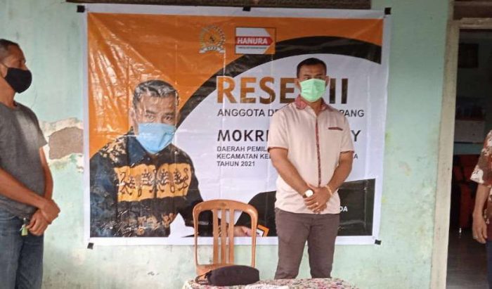 Anggota DPRD Kota Kupang, Mokrianus Lay saat reses di daerah pemilihannya. (foto : istimewa)