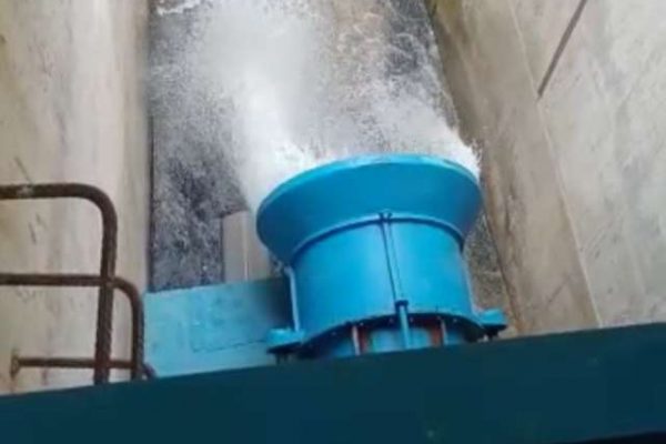 Pintu air di sebelah Barat bendungan Raknamo saat dibuka petugas hidromekanikal