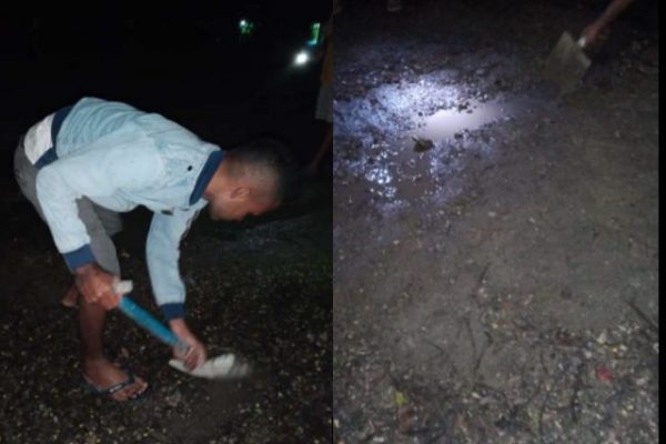 Pemuda Taklale bekerja malam hari menutup lubang di tikungan Jalan Timor Raya KM 27. (foto : istimewa)