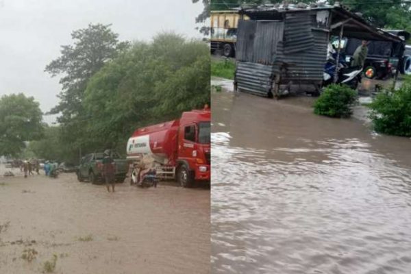 Banjir meluap hingga Jalan Timor Raya, yang melewati Desa Oebelo. Arus air yang deras membuat kendaraan roda dua mengalami kesulitan melewatinya. (foto : istimewa)