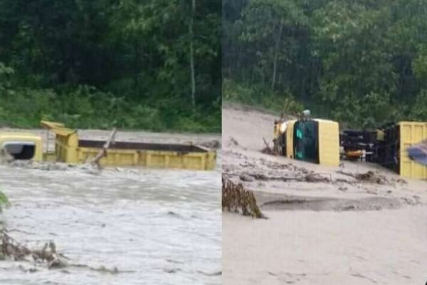 Truk pengangkut pasir yang terbalik diterjang banjir Kali Kotnono. (foto: istimewa)