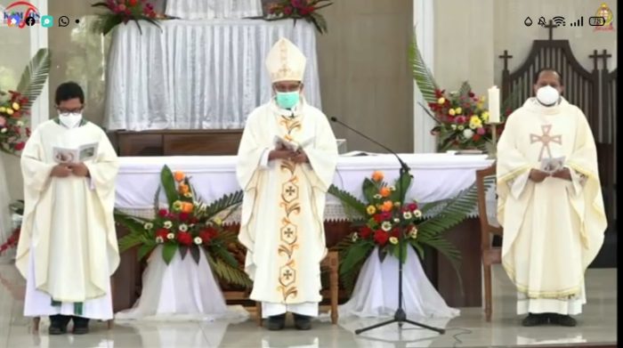 RD. Gradus Duka, Pr, Vikjen Keuskupan Agung Kupang dan RD. Maxi Un Bria sebagai Kepala Tahun Diakonat Keuskupan Agung Kupang. Pendamping para diakon Keuskupan Agung Kupang. (foto: istimewa)