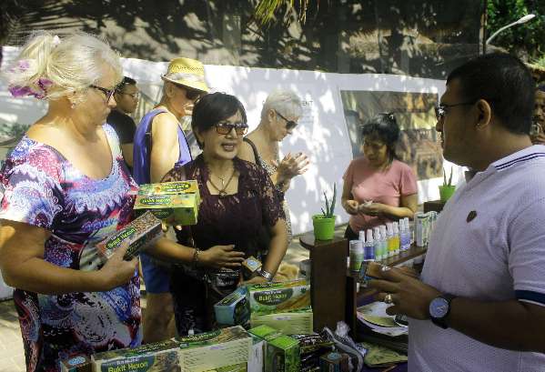 Warga negara asing juga menjadi pengemar teh herbal untuk kesehatan. (foto: albert/kupangterkini.com)