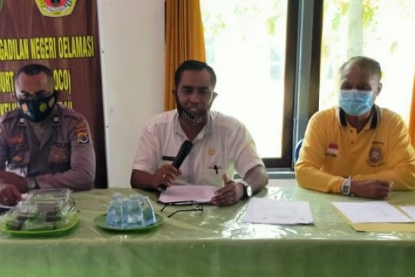 Lurah Babau, Isak Lubalu (tengah berbaju putih) bersama perwakilan Polsek Kupang Timur dan ketua LPM saat rapat bahas akta kematian